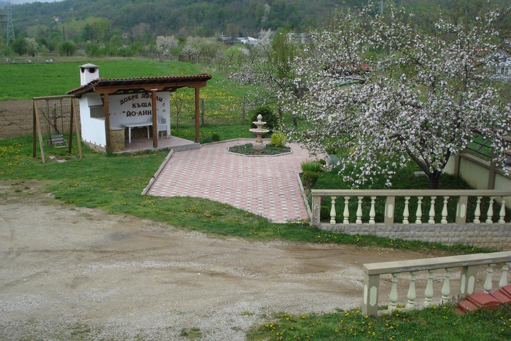 Vacation Home Yoanna Tryavna Bagian luar foto